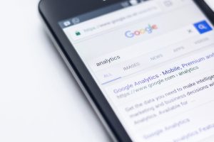 gambar perangkat seluler dengan layar di google